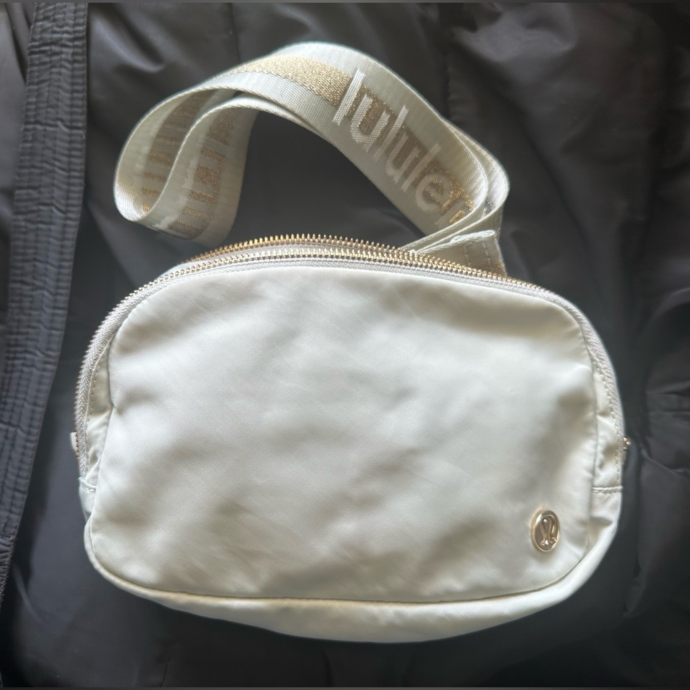Lululemon Athletica Gray White Gold Glitter Crossbody Everywhere Belt Bag 1L - Picture 9 of 16